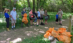 photo of volunteers cleaning up the Chesapeake Bay