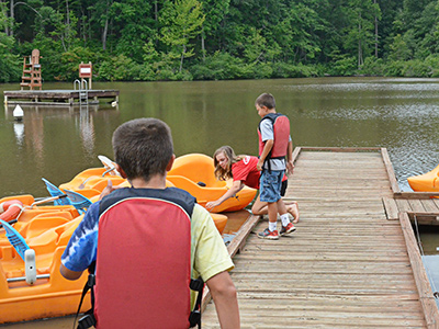 kids renting paddleboat